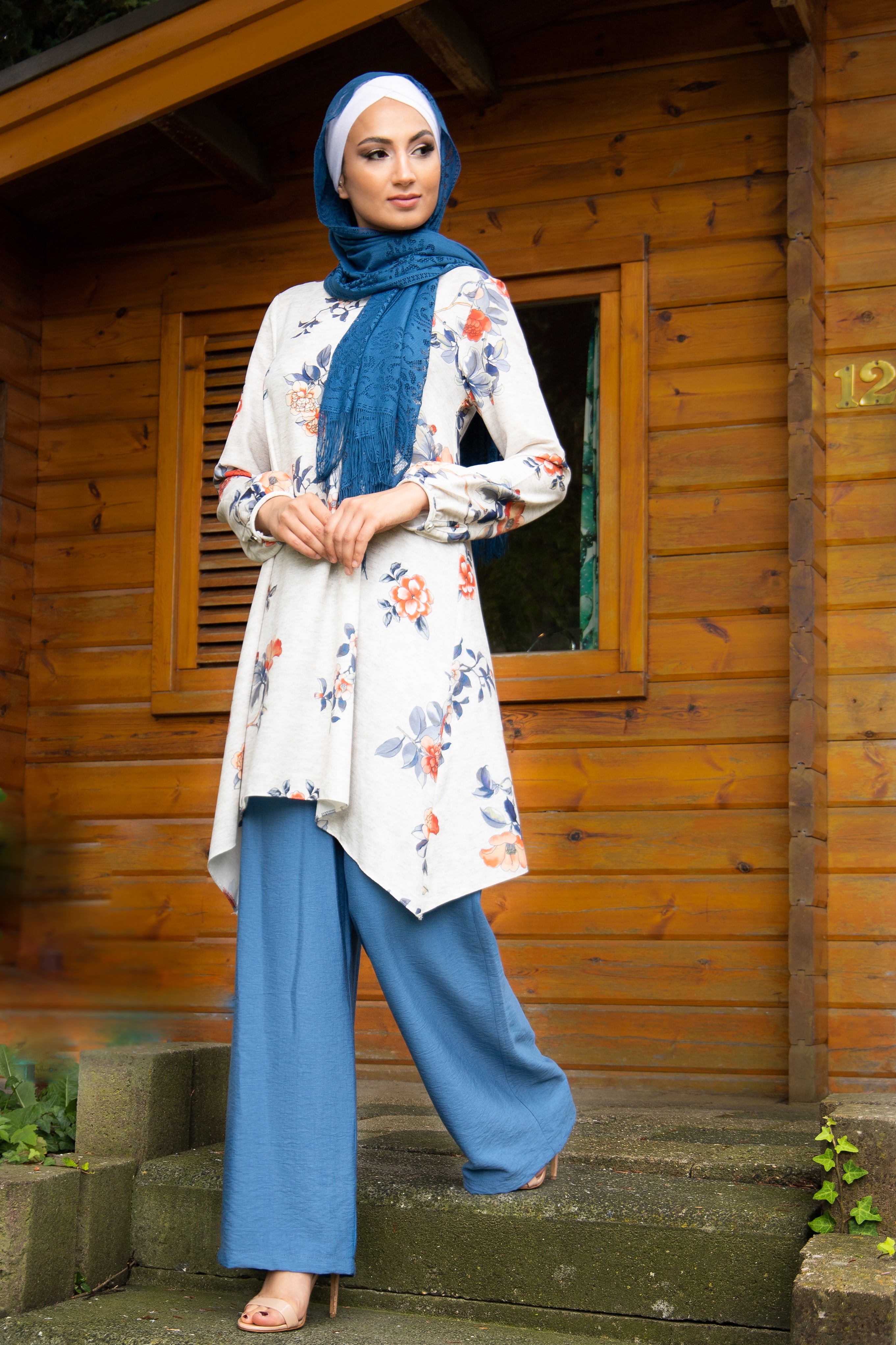 Outfit mit geblümter Tunika und Hose mit weitem Bein | Farbe blau