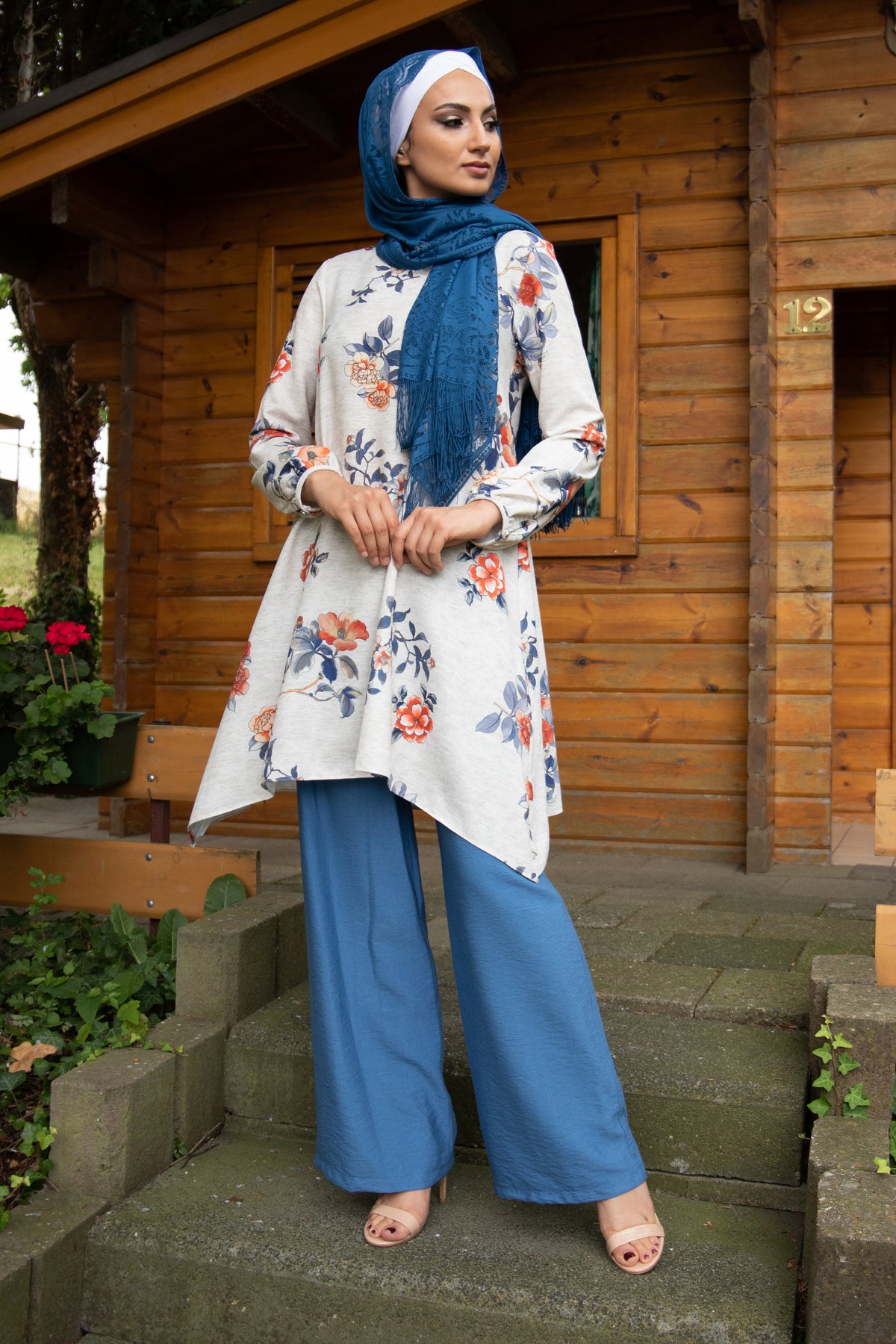 Outfit mit geblümter Tunika und Hose mit weitem Bein | Farbe blau