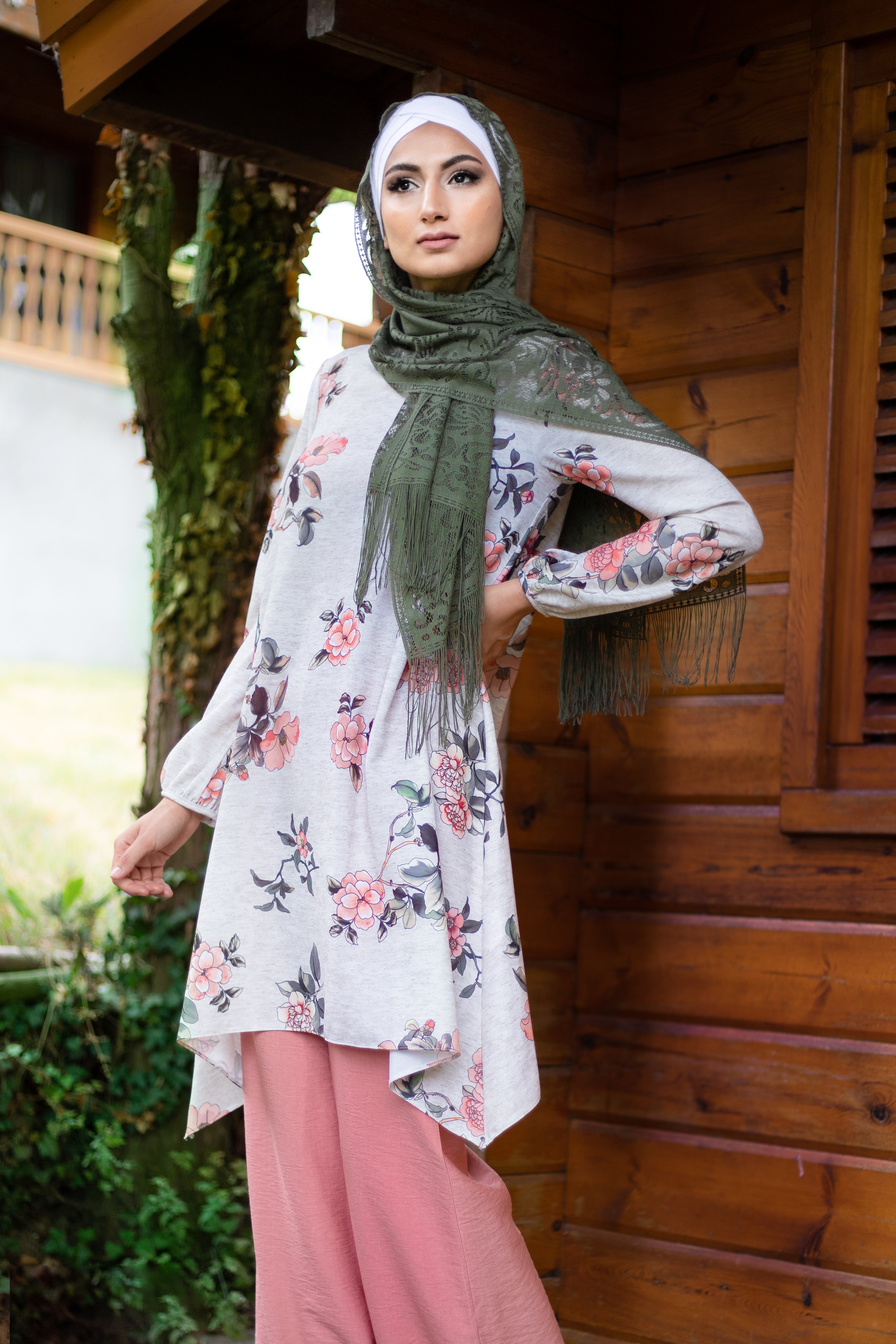 Outfit mit geblümter Tunika und Hose mit weitem Bein | Farbe Pink