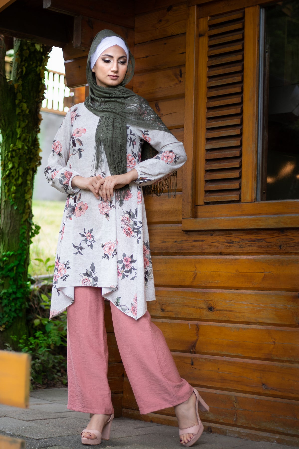 Outfit mit geblümter Tunika und Hose mit weitem Bein | Farbe Pink