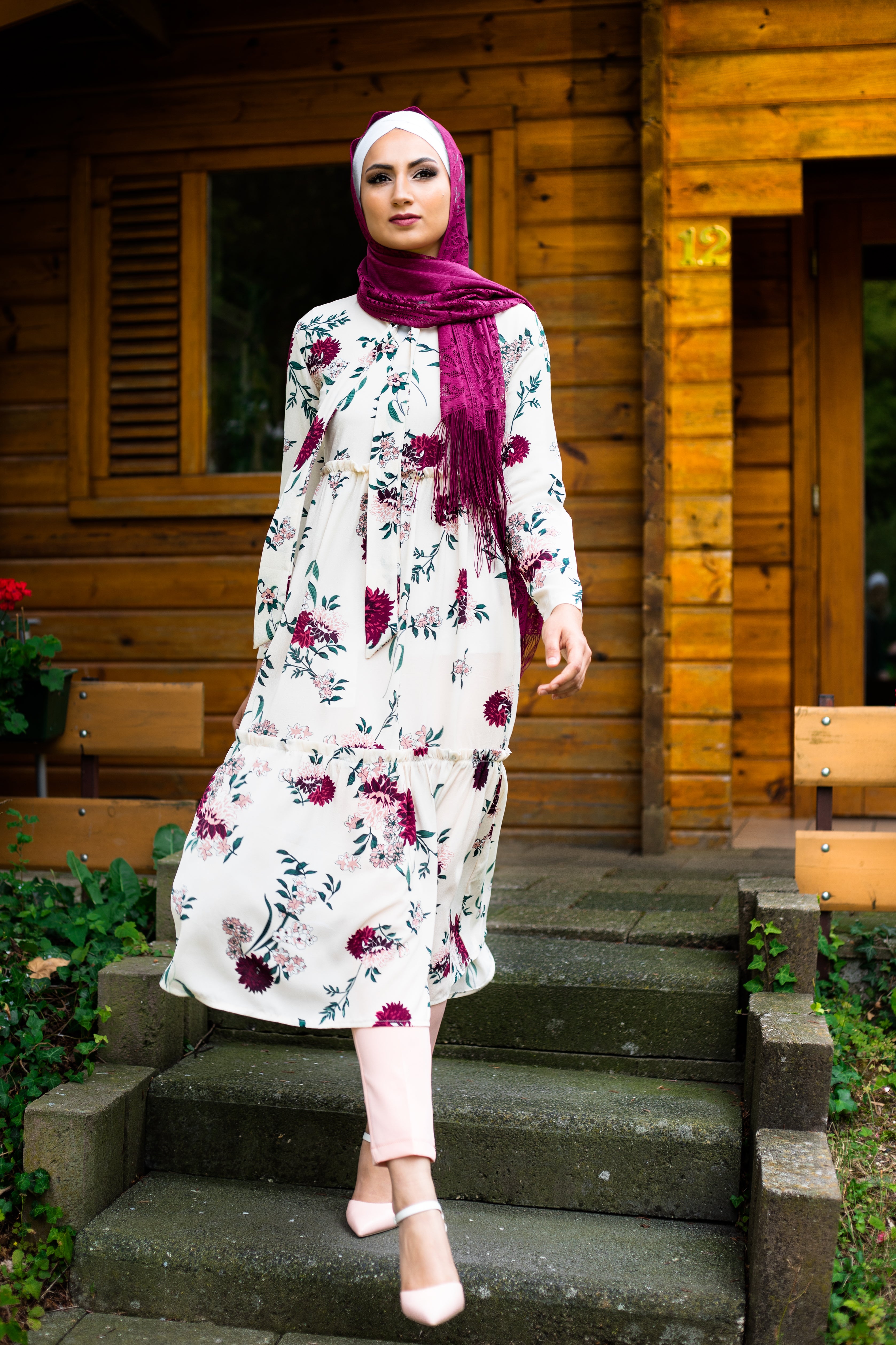 Outfit mit Blumentunika und rosa Hose