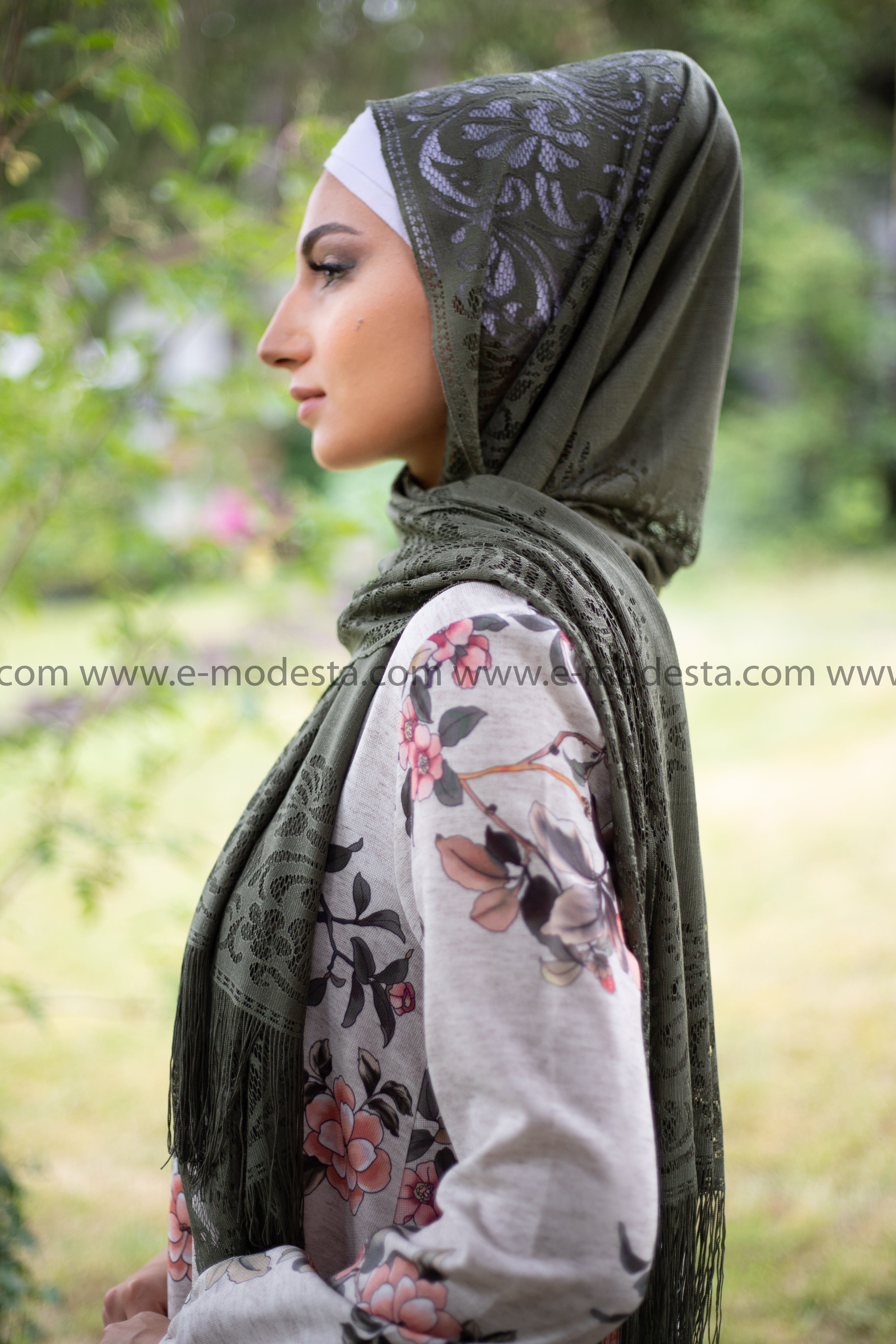 Eleganter Spitzen-Hijab/Kopftuch in zehn Farben, vielseitiges modisches Accessoire für islamische Mode, hergestellt in der Türkei. Perfekt für jede Jahreszeit, ideal für moderne Frauen in Deutschland. Jetzt bei E-Modesta kaufen