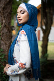 Eleganter Spitzen-Kopftuch/Hijab in zehn Farben, hergestellt in der Türkei. Vielseitiges, stilvolles Kopftuch für moderne Frauen, ideal für jede Jahreszeit und besondere Anlässe. Hochwertiger Hijab mit filigranen Spitzen-Details, perfekt für islamische Mode und modebewusste Frauen in Deutschland. Jetzt online bei E-Modesta kaufe