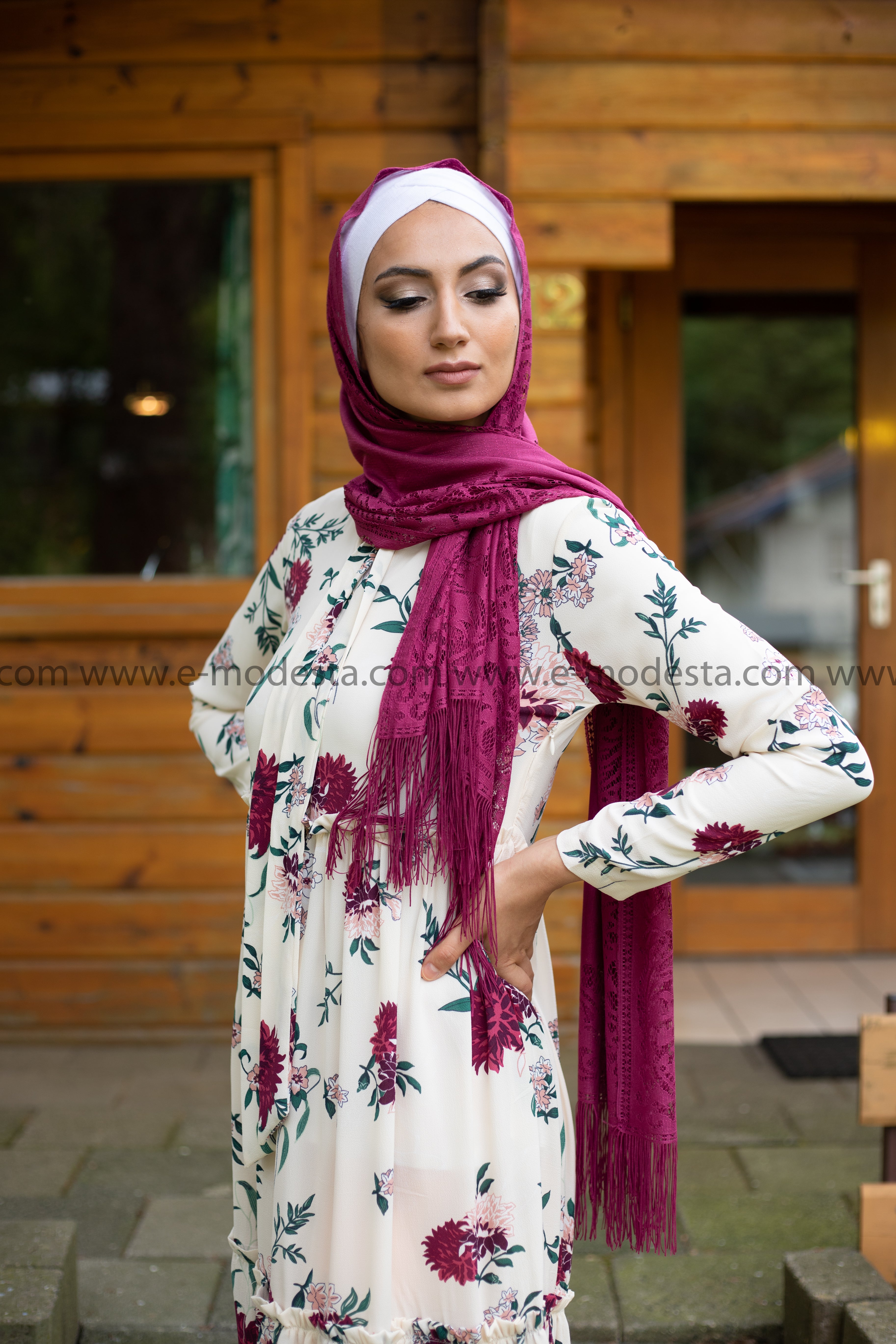 Eleganter Spitzen-Hijab/Kopftuch in zehn Farben, vielseitiges modisches Accessoire für islamische Mode, hergestellt in der Türkei. Perfekt für jede Jahreszeit, ideal für moderne Frauen in Deutschland. Jetzt bei E-Modesta kaufen