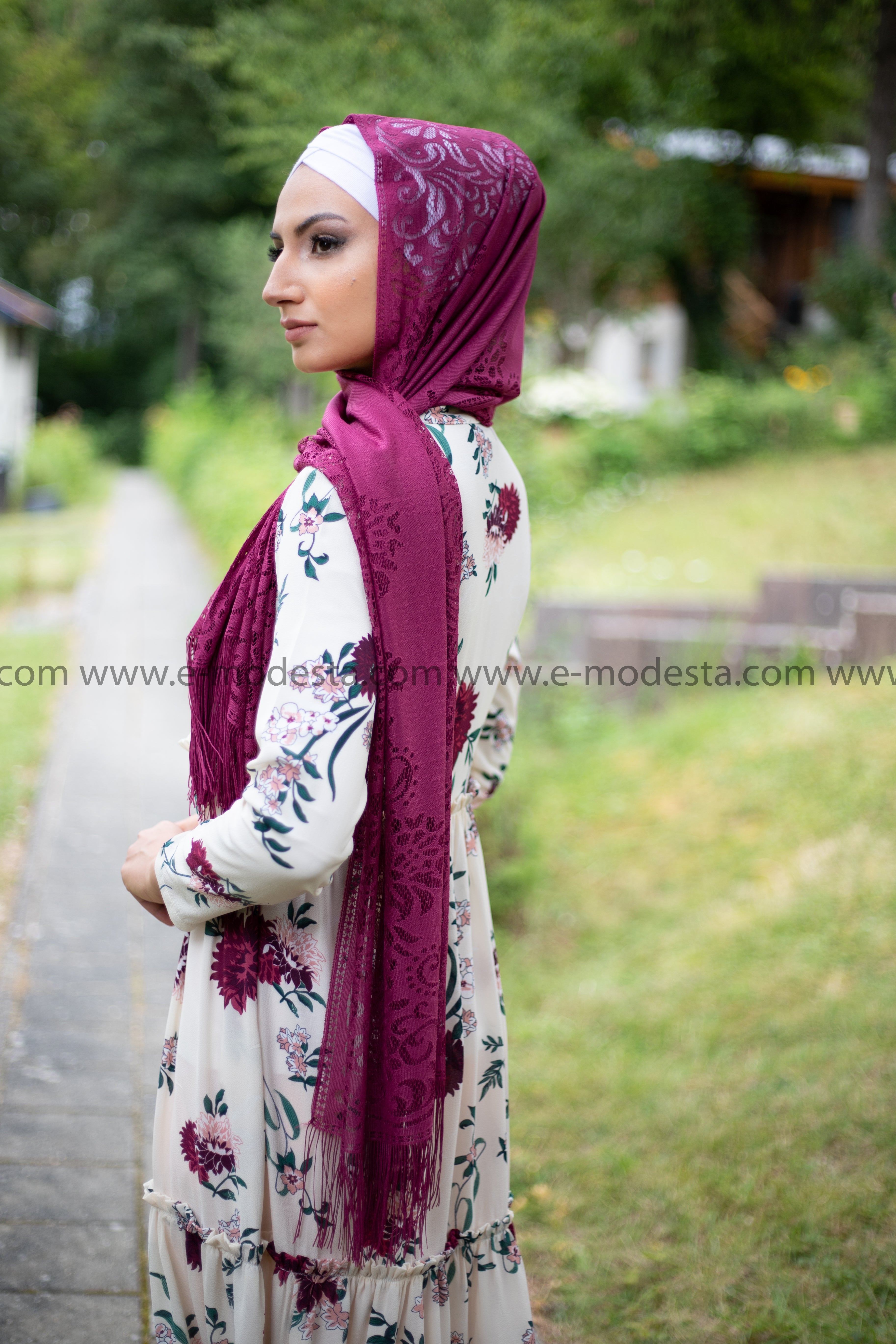 Eleganter Spitzen-Hijab/Kopftuch in zehn Farben, vielseitiges modisches Accessoire für islamische Mode, hergestellt in der Türkei. Perfekt für jede Jahreszeit, ideal für moderne Frauen in Deutschland. Jetzt bei E-Modesta kaufen