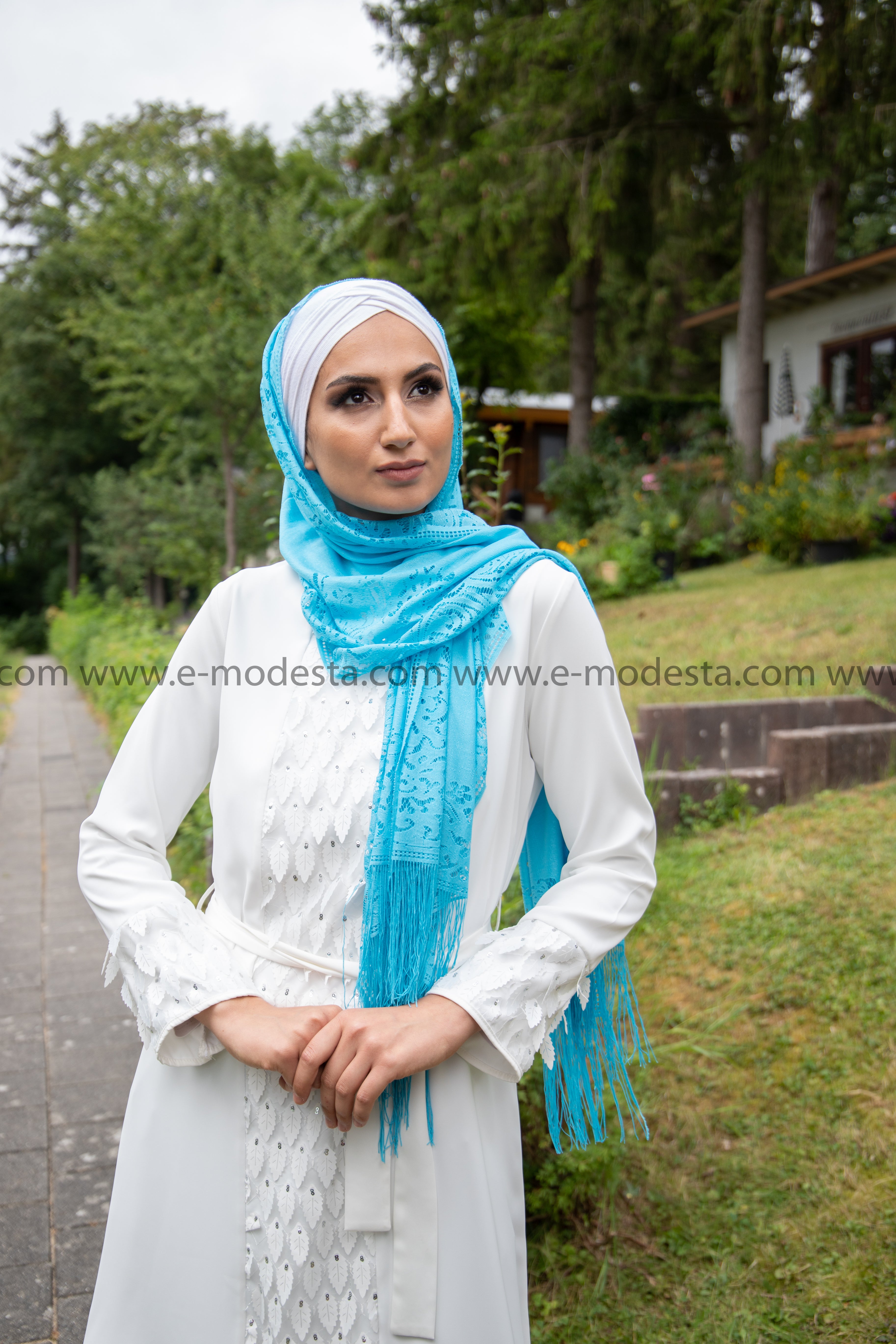 Eleganter Spitzen-Hijab/Kopftuch in zehn Farben, vielseitiges modisches Accessoire für islamische Mode, hergestellt in der Türkei. Perfekt für jede Jahreszeit, ideal für moderne Frauen in Deutschland. Jetzt bei E-Modesta kaufen
