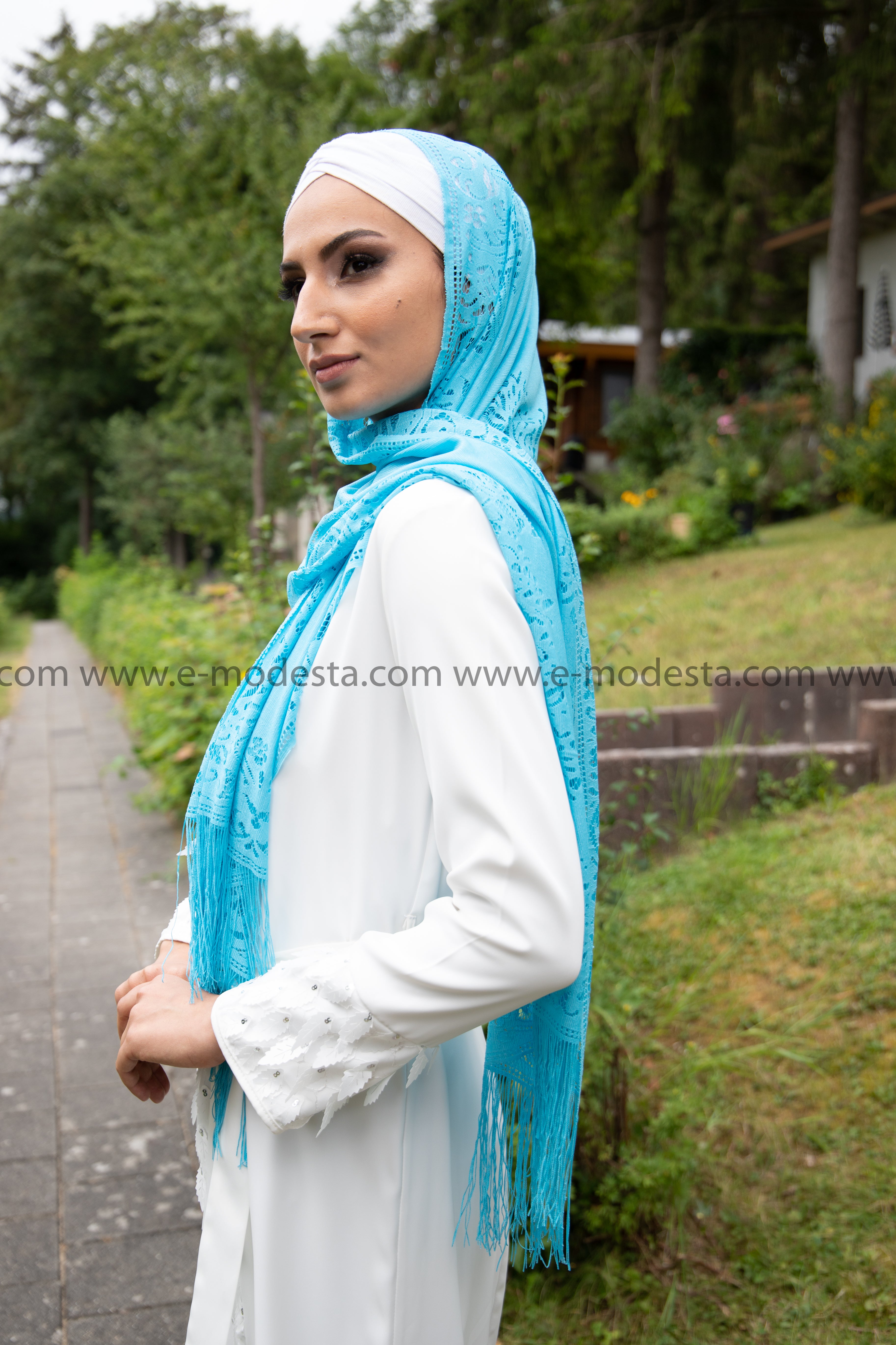 Exklusiver Spitzen-Hijab/Kopftuch in zehn Farben, ideal für islamische Mode und modische Frauen in Deutschland. Hochwertiges Kopftuch aus der Türkei, perfekt für besondere Anlässe und den Alltag. Entdecken Sie vielseitige, elegante Hijabs bei E-Modesta, jetzt mit kostenlosem Versand