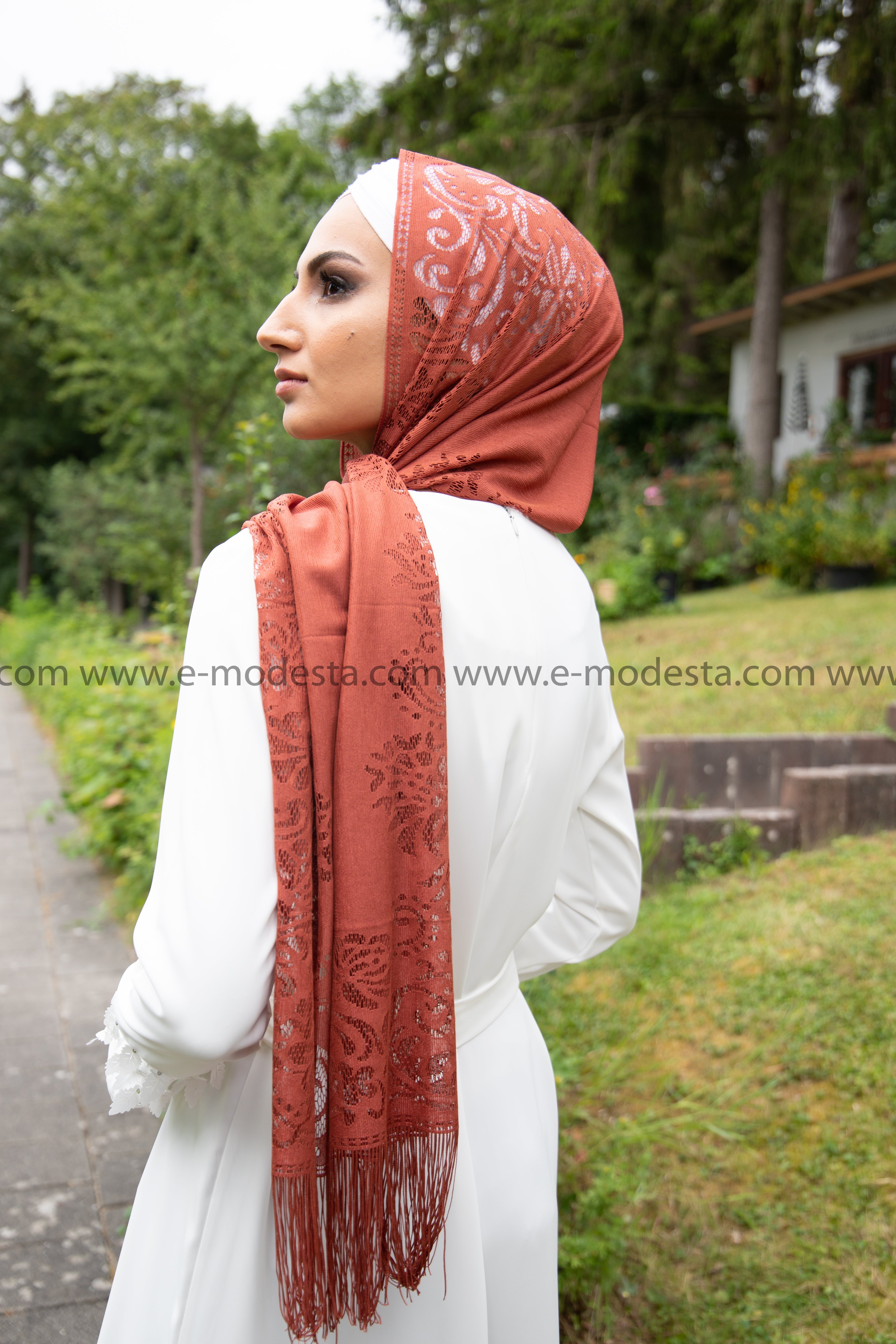 Eleganter Spitzen-Hijab/Kopftuch in zehn Farben, vielseitiges modisches Accessoire für islamische Mode, hergestellt in der Türkei. Perfekt für jede Jahreszeit, ideal für moderne Frauen in Deutschland. Jetzt bei E-Modesta kaufen