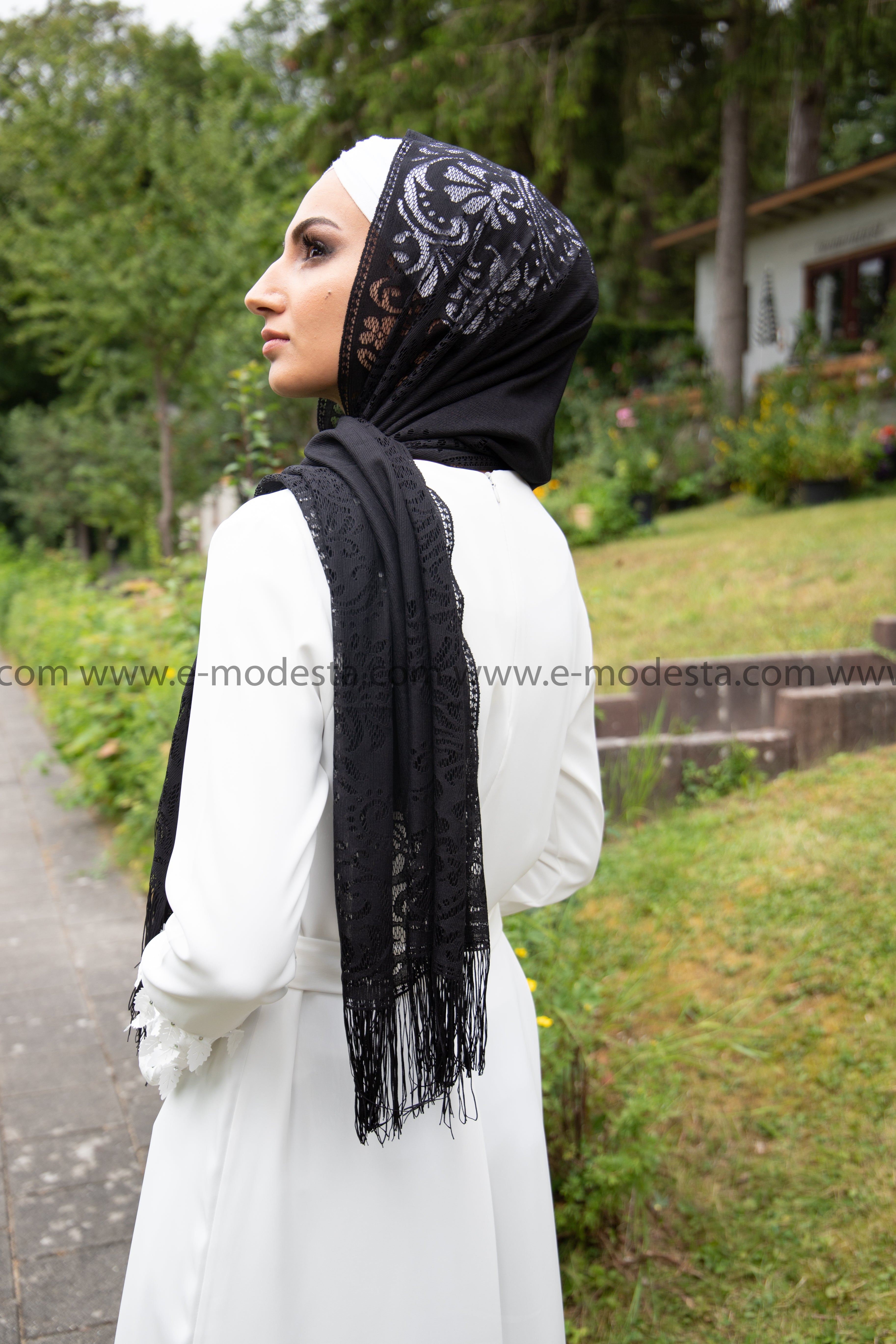 Eleganter Spitzen-Hijab/Kopftuch in zehn Farben, vielseitiges modisches Accessoire für islamische Mode, hergestellt in der Türkei. Perfekt für jede Jahreszeit, ideal für moderne Frauen in Deutschland. Jetzt bei E-Modesta kaufen