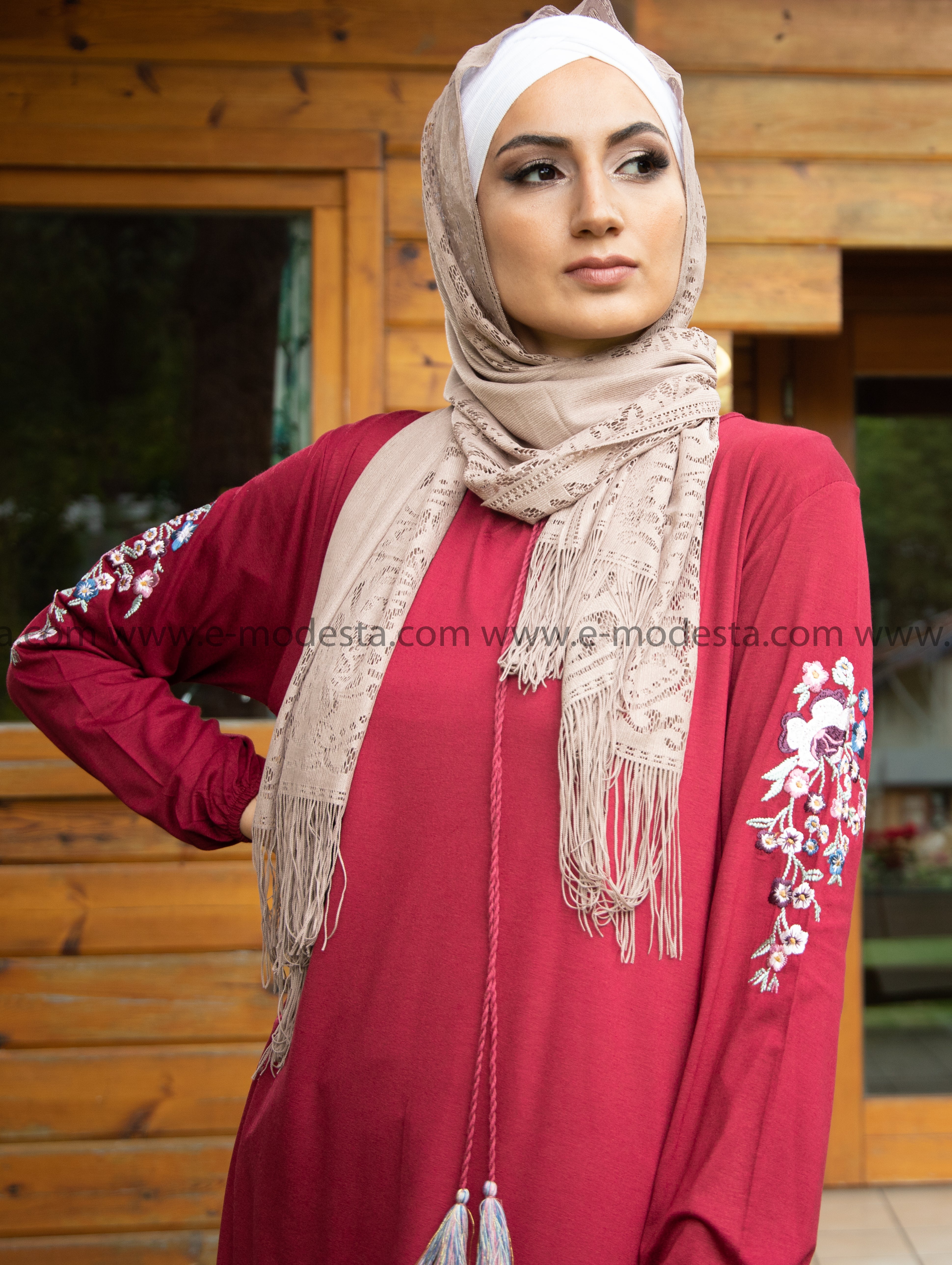 Exklusiver Spitzen-Hijab/Kopftuch in zehn Farben, ideal für islamische Mode und modische Frauen in Deutschland. Hochwertiges Kopftuch aus der Türkei, perfekt für besondere Anlässe und den Alltag. Entdecken Sie vielseitige, elegante Hijabs bei E-Modesta, jetzt mit kostenlosem Versand