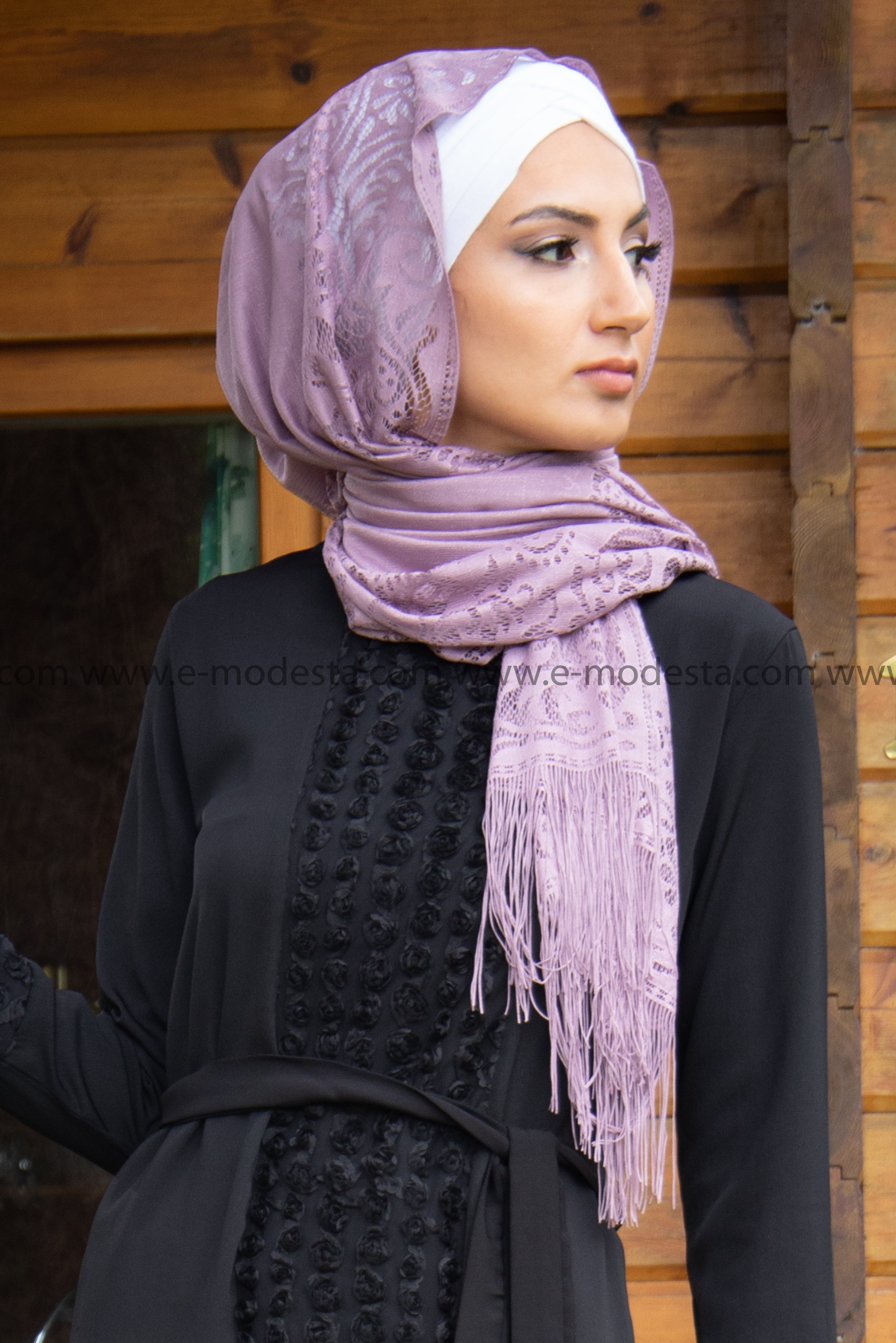 Exklusiver Spitzen-Hijab/Kopftuch in zehn Farben, ideal für islamische Mode und modische Frauen in Deutschland. Hochwertiges Kopftuch aus der Türkei, perfekt für besondere Anlässe und den Alltag. Entdecken Sie vielseitige, elegante Hijabs bei E-Modesta, jetzt mit kostenlosem Versand