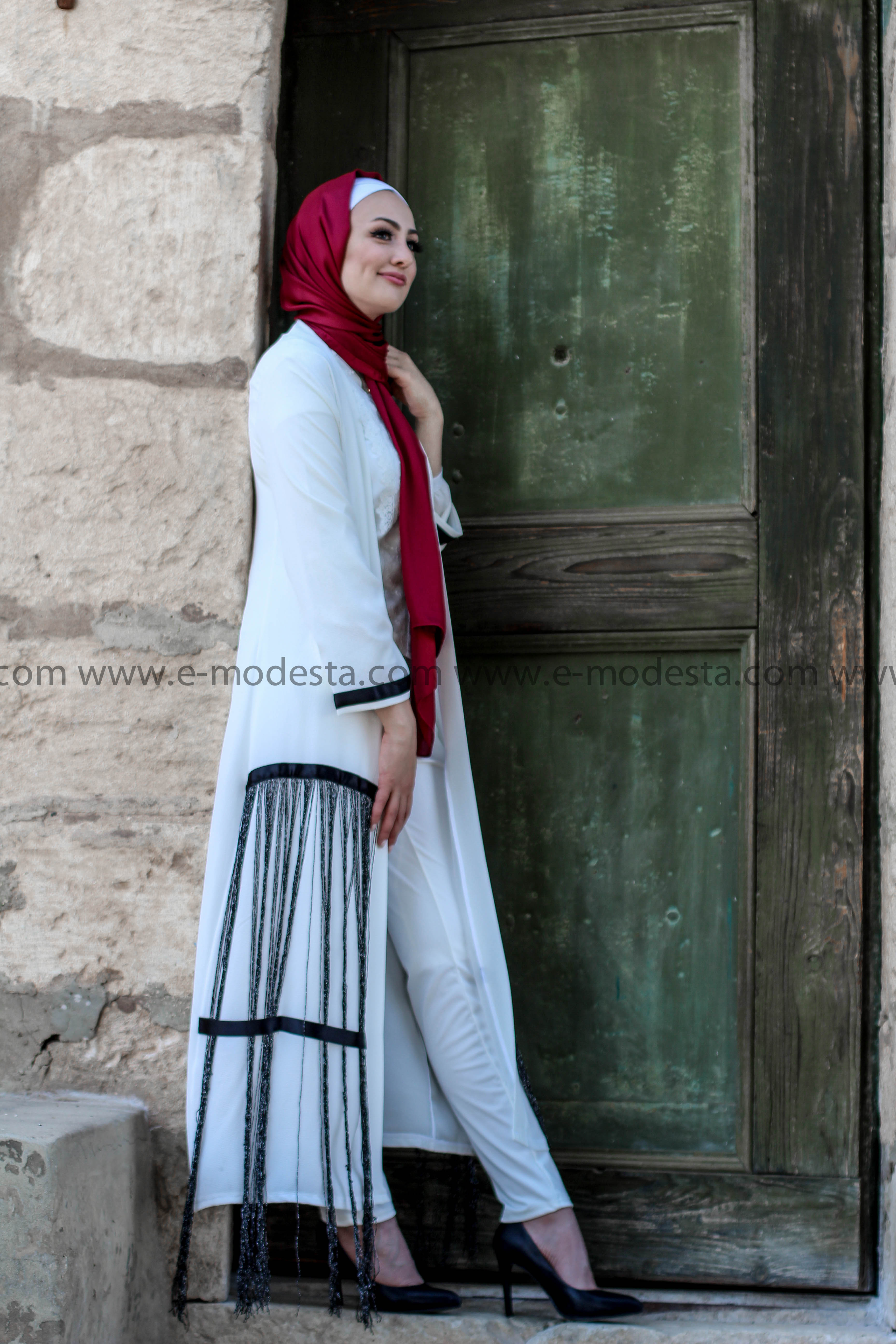 Stylish Modern Abaya with Black Stripes - E-Modesta