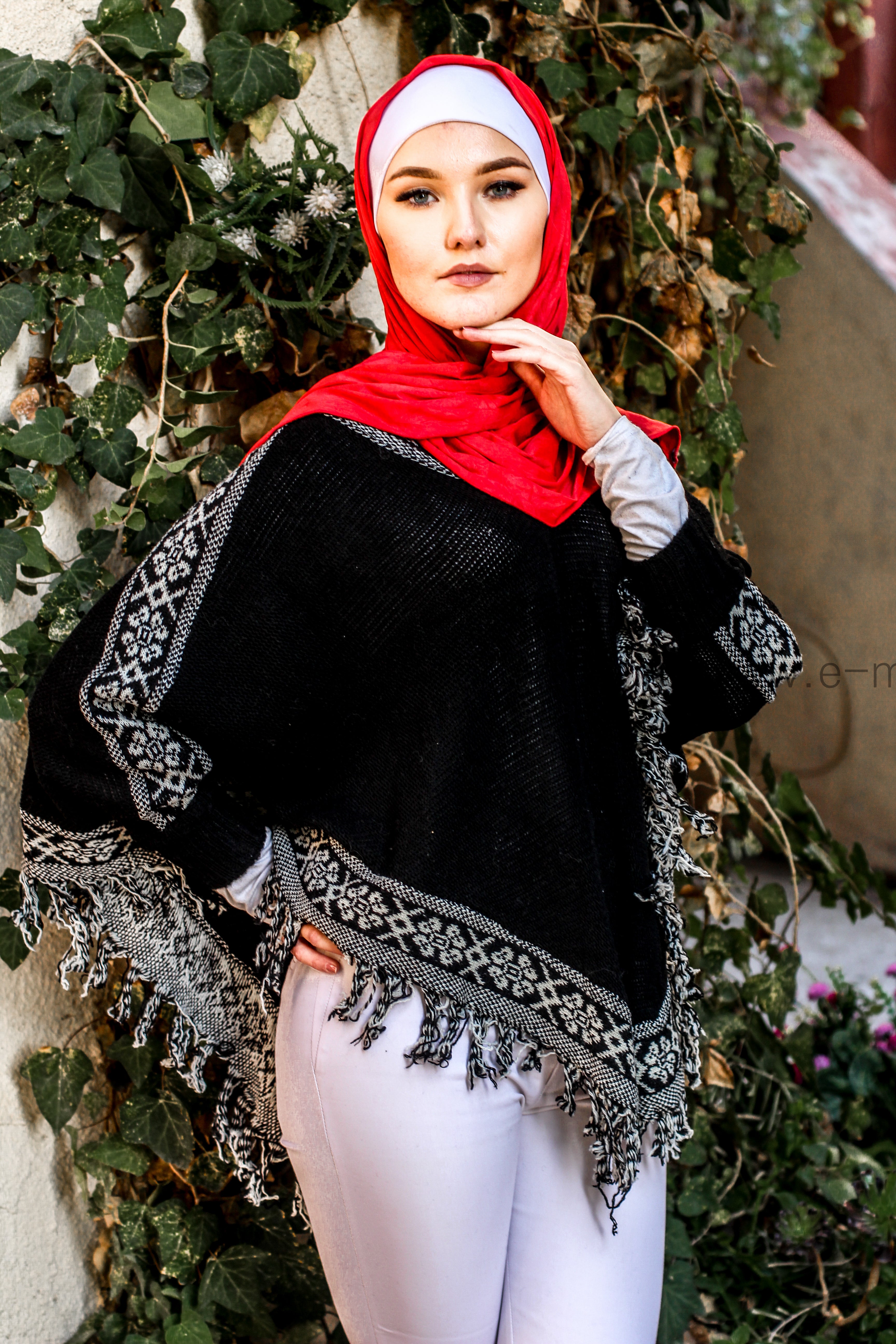 SALE V-Neck Knitting Pattern Cape | BLACK - E-Modesta