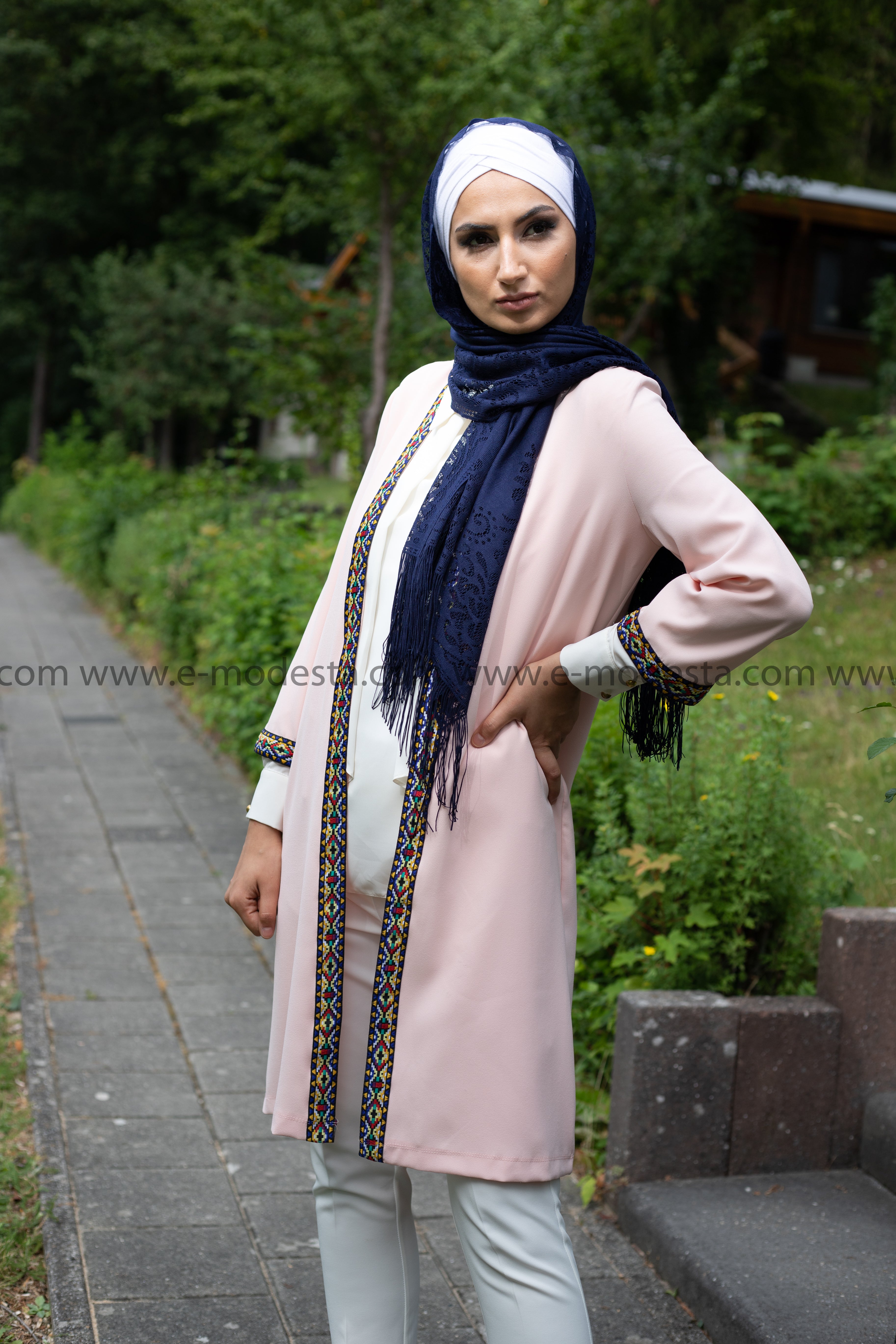 Exklusiver Spitzen-Hijab/Kopftuch in zehn Farben, ideal für islamische Mode und modische Frauen in Deutschland. Hochwertiges Kopftuch aus der Türkei, perfekt für besondere Anlässe und den Alltag. Entdecken Sie vielseitige, elegante Hijabs bei E-Modesta, jetzt mit kostenlosem Versand